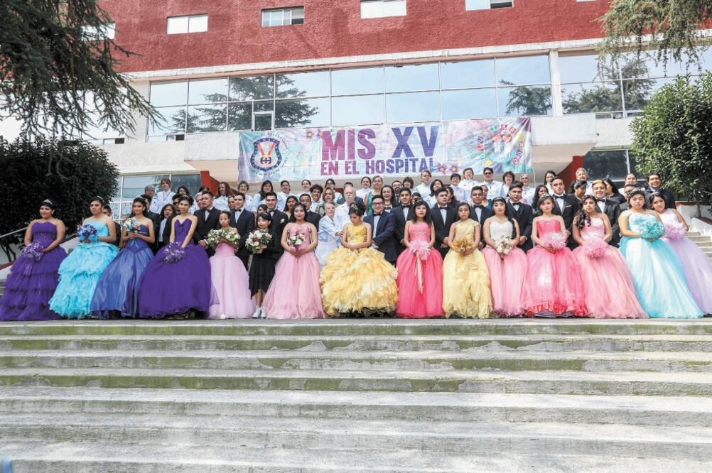 Por parte del programa Mis XV en el Hospital, ayer 15 jóvenes con diversos padecimientos celebraron su cumpleaños en el Hospital Infantil de México Federico Gómez. Foto: GERMÁN ESPINOSA. EL UNIVERSAL