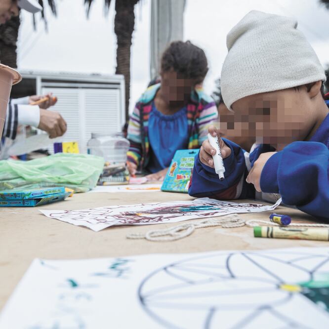 En el albergue ubicado en el estadio Jesús Martínez Palillo, en Iztacalco, sicólogos organizaron terapias antiestrés, en especial para los niños. (ARCHIVO EL UNIVERSAL)
