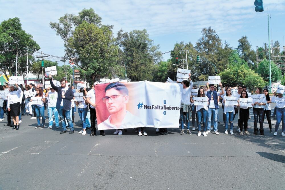 Familiares, amigos y compañeros de Norberto realizaron una marcha para exigir la localización con vida del joven; cinco días después del plagio vecinos de Xochimilco reportaron un bulto que resultó ser el cuerpo del estudiante. Foto: ARCHIVO EL UNIVERSAL
