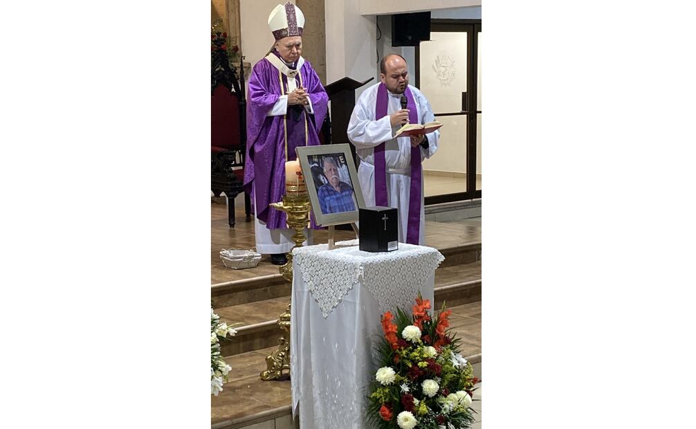 La misa exequial fue oficiada por el arzobispo de Hermosillo, Ruy Rendón Leal, acompañado del presbítero José Octavio Soto Murrieta, párroco del templo Inmaculado Corazón de María.
Foto: Amalia Escobar.