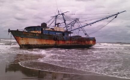Reportan barco pesquero varado por mal tiempo en Tabasco