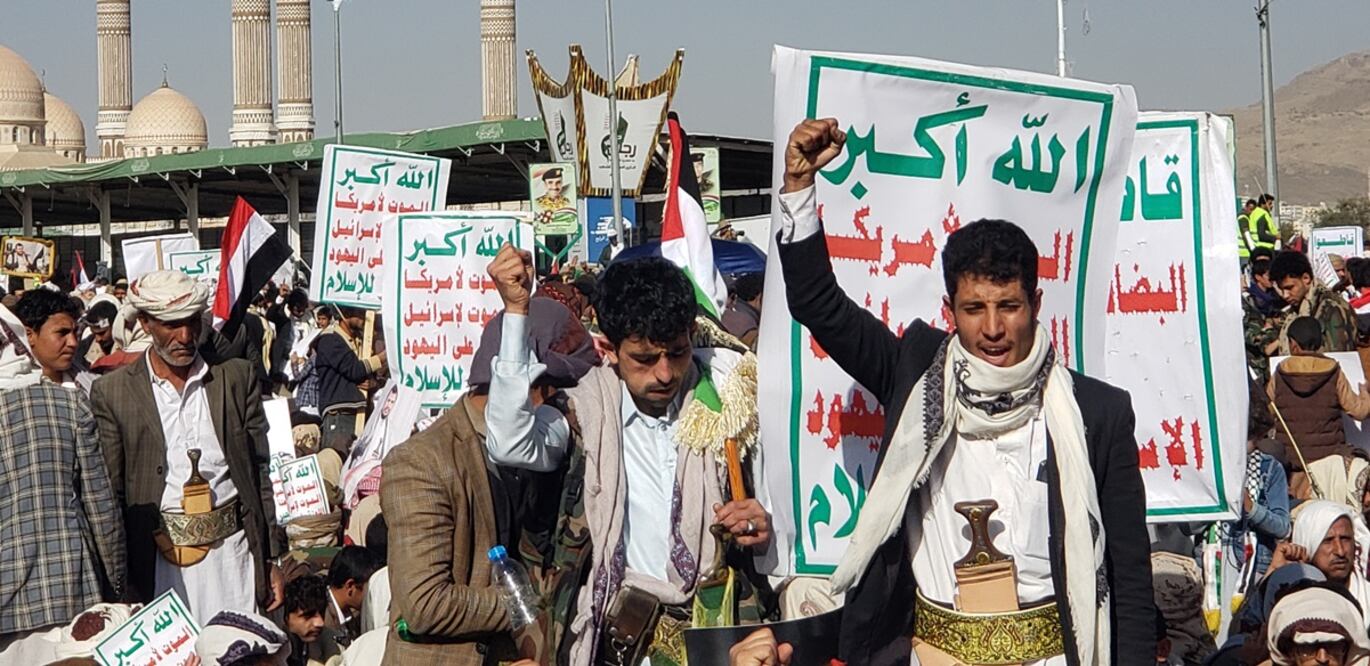 La gente protesta contra una operación multinacional para salvaguardar el transporte marítimo en el mar Rojo tras los ataques hutíes y los posteriores bombardeos de Estados Unidos y el Reino Unido contra instalaciones militares hutíes, en Saná. Foto: EFE