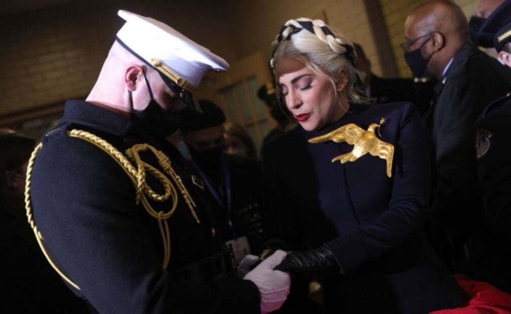 Lady Gaga canta el himno de EU en la toma de posesión de Joe Biden