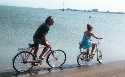 Shakira se pasea en bicicleta con Carlos Vives