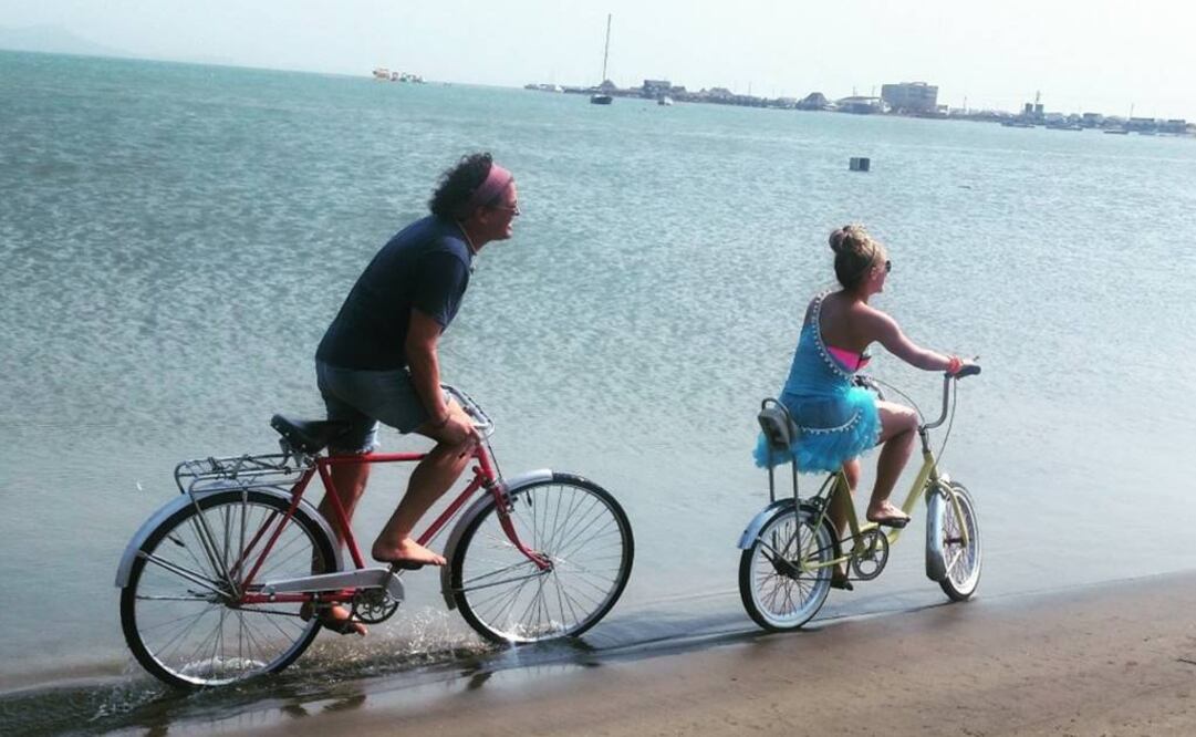 "Persiguiendo a Shaki por Barranquilla", escribió el cantante en sus redes sociales. (FOTO de Twitter: @carlosvives)