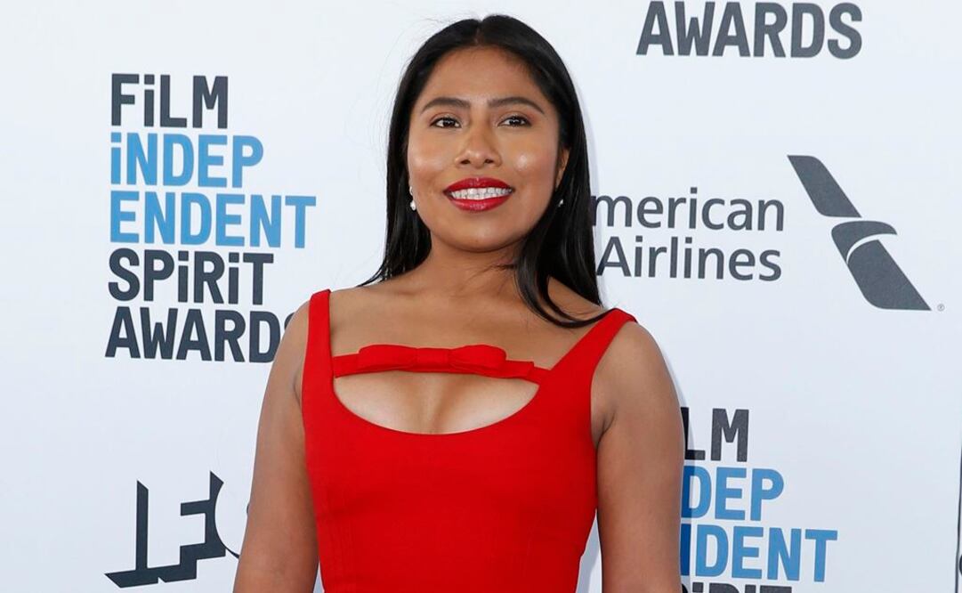 Yalitza Aparicio a su llegada a los premios Spirit. FOTO: Reuters