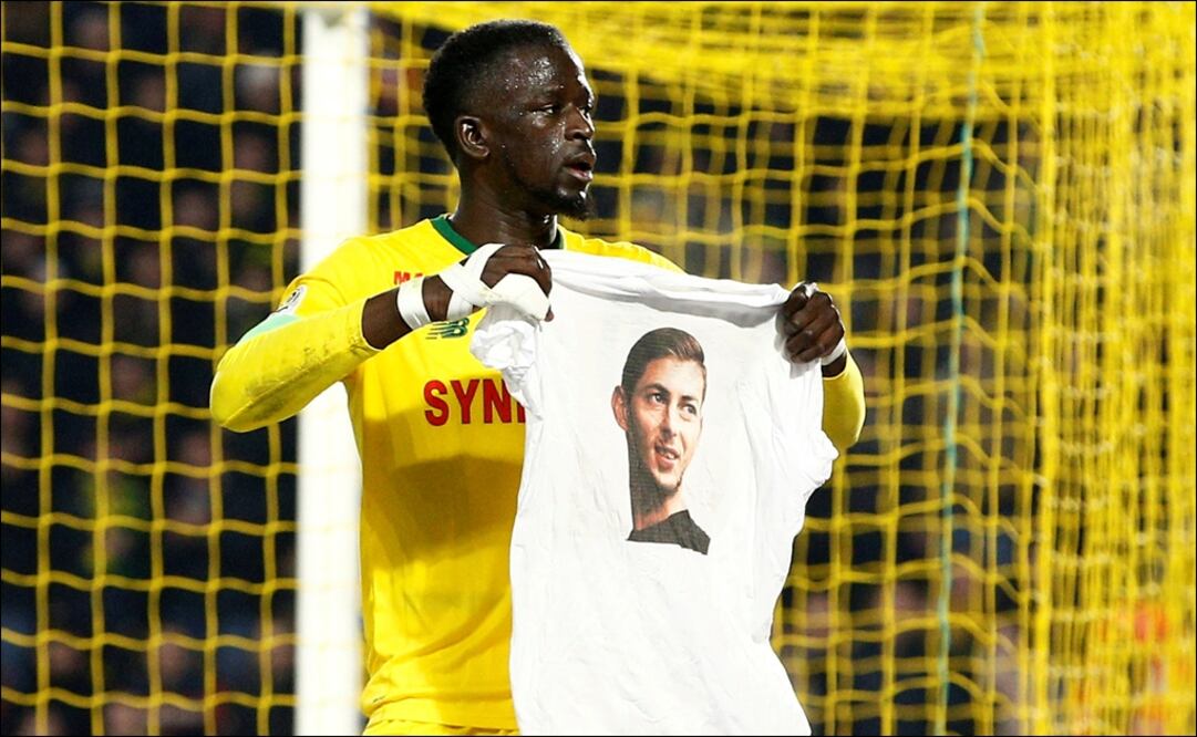 Majeed Waris festeja en honor a Emiliano Sala. Foto: Reuters