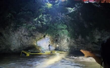 Volcadura de autobús deja tres muertos y 16 heridos en carretera de Guerrero; vehículo cayó a un río