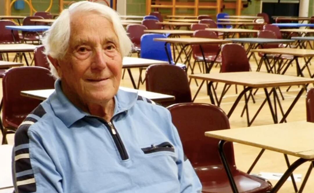 Abuelito regresa a la escuela y saca la mejor calificación 