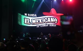 Mi Banda el Mexicano convierte la explanada del Monumento a la Revolución en pista de baile; enciende con sus temas más emblemáticos