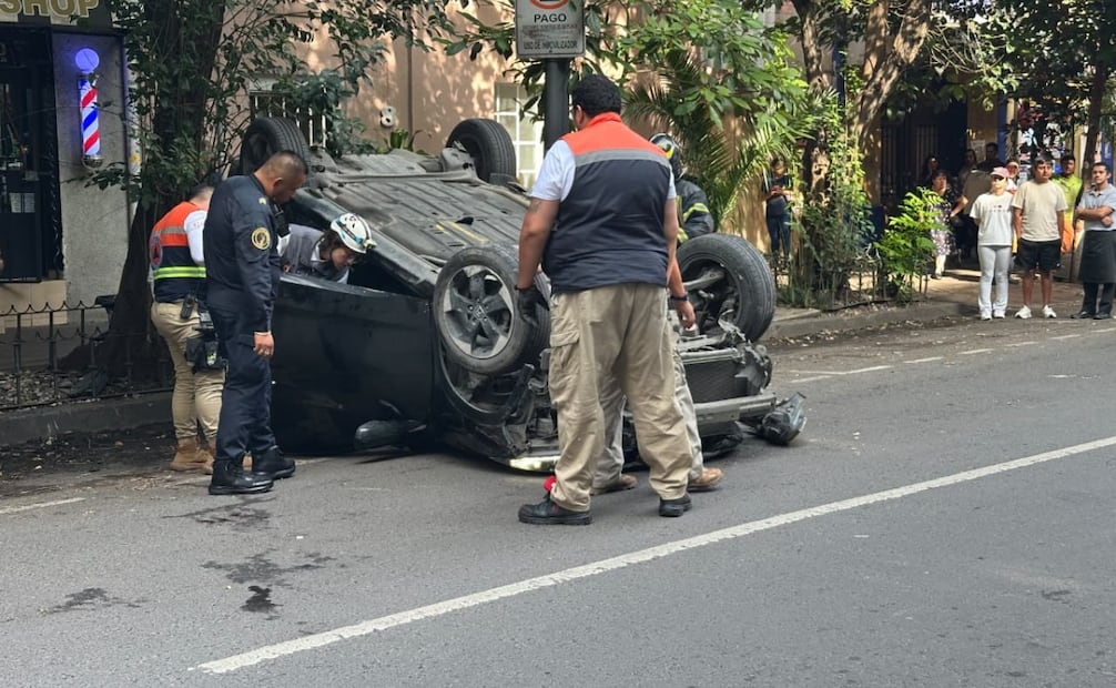 Automóvil se vuelca en la colonia Cuauhtémoc este 8 de septiembre del 2026. Foto: especial