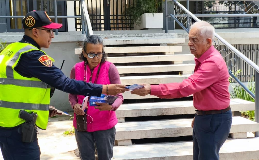 Como parte de la campaña, personal de la alcaldía realiza recorridos informativos en las 56 colonias para orientar a los habitantes sobre las medidas preventivas. | Foto: Especial.