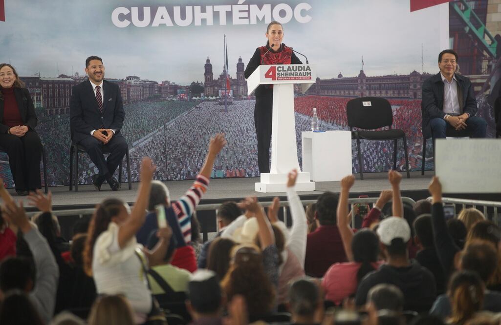 Sheinbaum llegó directo a rendir su informe sin tomarse selfies ni saludar a los asistentes. FOTO: Germán Espinosa/EL UNIVERSAL/