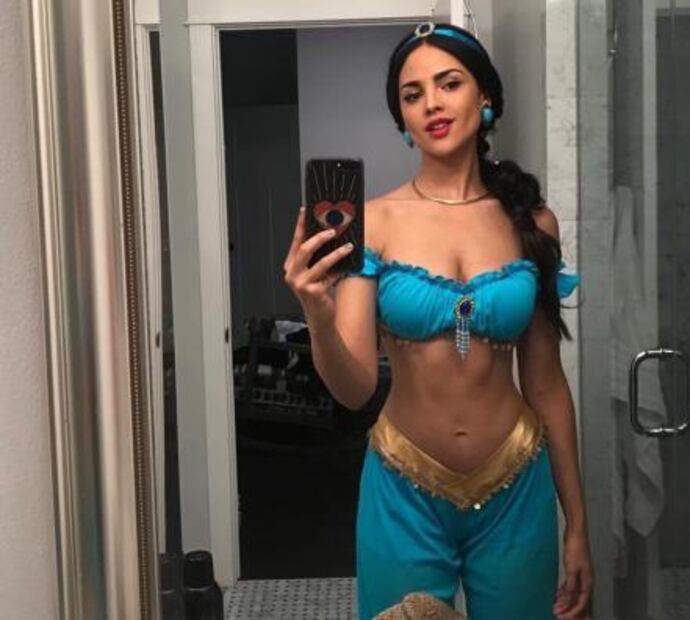 Eiza González copia a Kim Kardashian con polémico disfraz