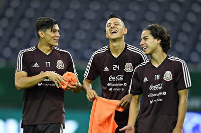 Diego Laínez y jugadores del Tri reciben su novatada 