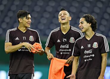 Diego Laínez y jugadores del Tri reciben su novatada