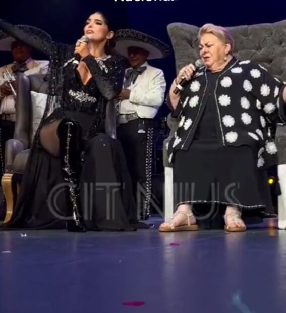 Paquita la del Barrio enciende las alarmas tras aparecer en el escenario cantando en una silla