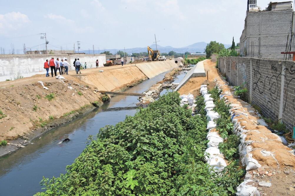 Personas que viven cerca del río Coatepec exigen a Conagua concluir el revestimiento del cauce que prometió en mayo. Foto/ESPECIAL