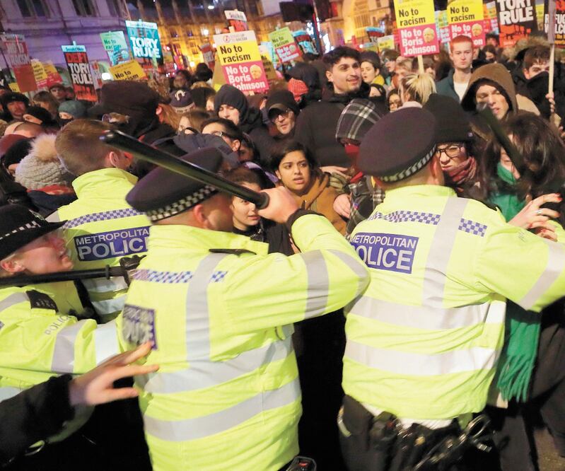 La policía se enfrentó ayer contra manifestantes que se oponen al primer ministro de Reino Unido, Boris Johnson, en Trafalgar Square, Londres. Foto/KIRSTY WIGGLESWORTH. AP