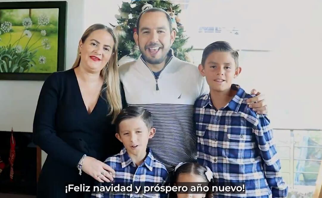 Junto a su esposa y sus tres pequeños hijos, el líder panista deseó que estas fiestas sean un momento de alegría, unión y reconciliación. Foto: Captura de video, X @MarkoCortes