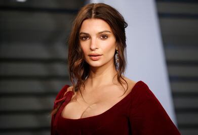 Emily Ratajkowski presume diamantes de la mejor manera: en topless