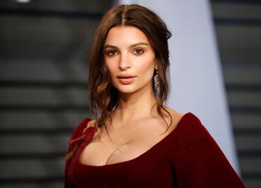 Emily Ratajkowski presume diamantes de la mejor manera: en topless