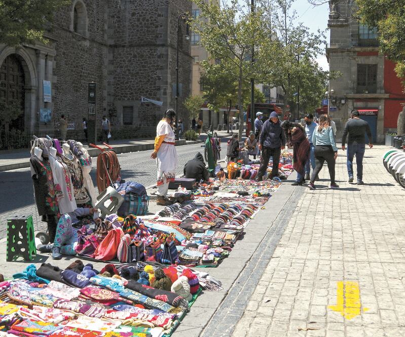 Grupos de vendedores de comunidades triquis y purépechas que vendían a un costado de la Catedral Metropolitana se instalaron sobre Venustiano Carranza y República de El Salvador. CARLOS MEJÍA. EL UNIVERSAL