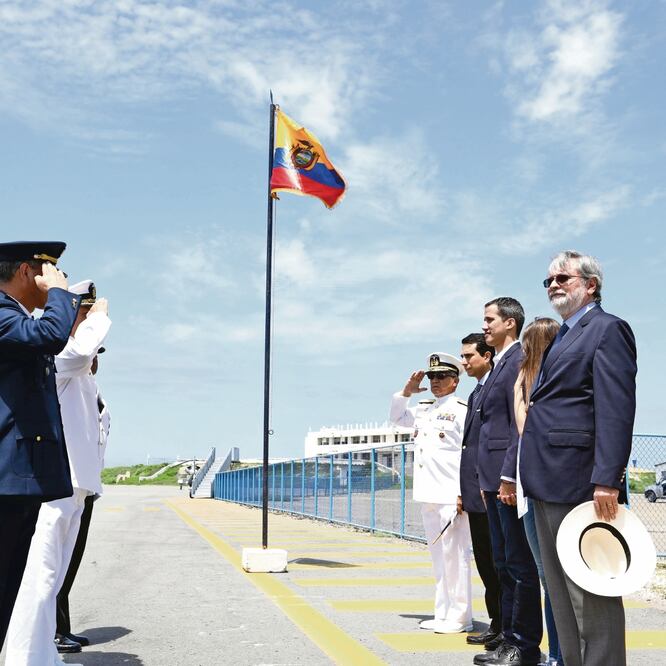 Finaliza gira. El líder del Parlamento venezolano, Juan Guaidó (centro), durante la ceremonia de despedida en Salinas, Ecuador. EFE