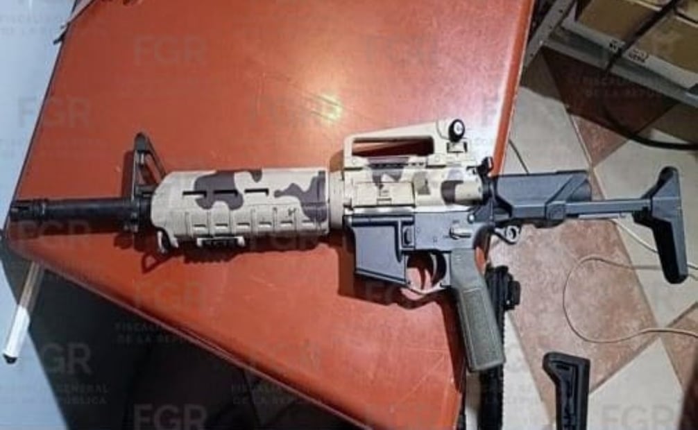 Vinculan a proceso a hombre por introducción ilícita de armas de fuego exclusivas de las Fuerzas Armadas; debe pagar multa.
Foto: Especial.