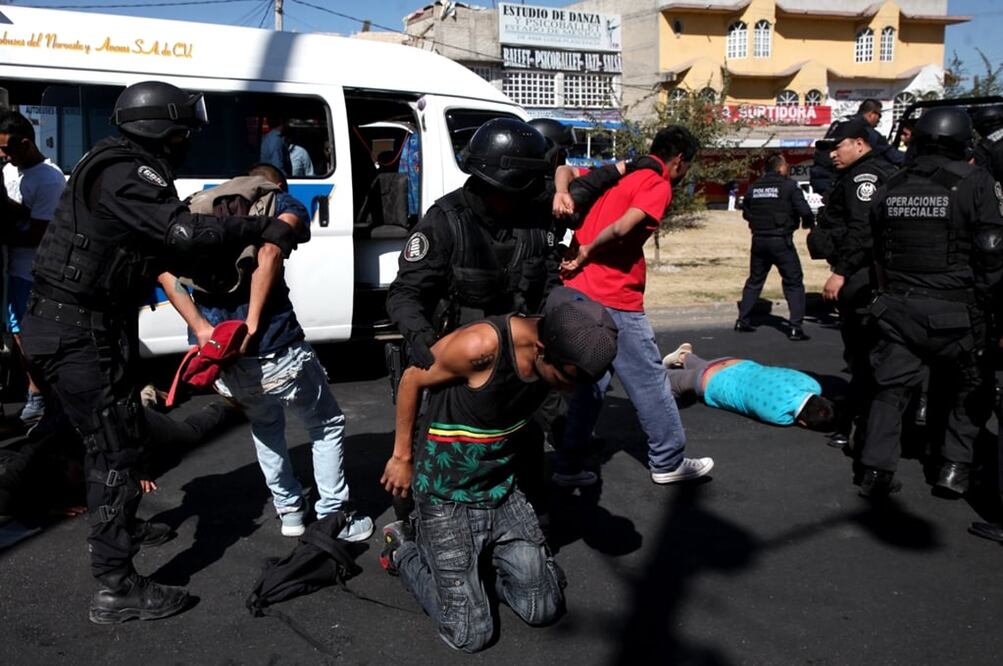 Jóvenes que presuntamente robaron en el municipio de Nicolás Romero son detenidos por policías cuando circulaban a bordo de una combi secuestrada en la colonia Hogares de Atizapán, el pasado miércoles 4 de enero. Foto: Jorge Serratos Archivo/EL UNIVERSAL