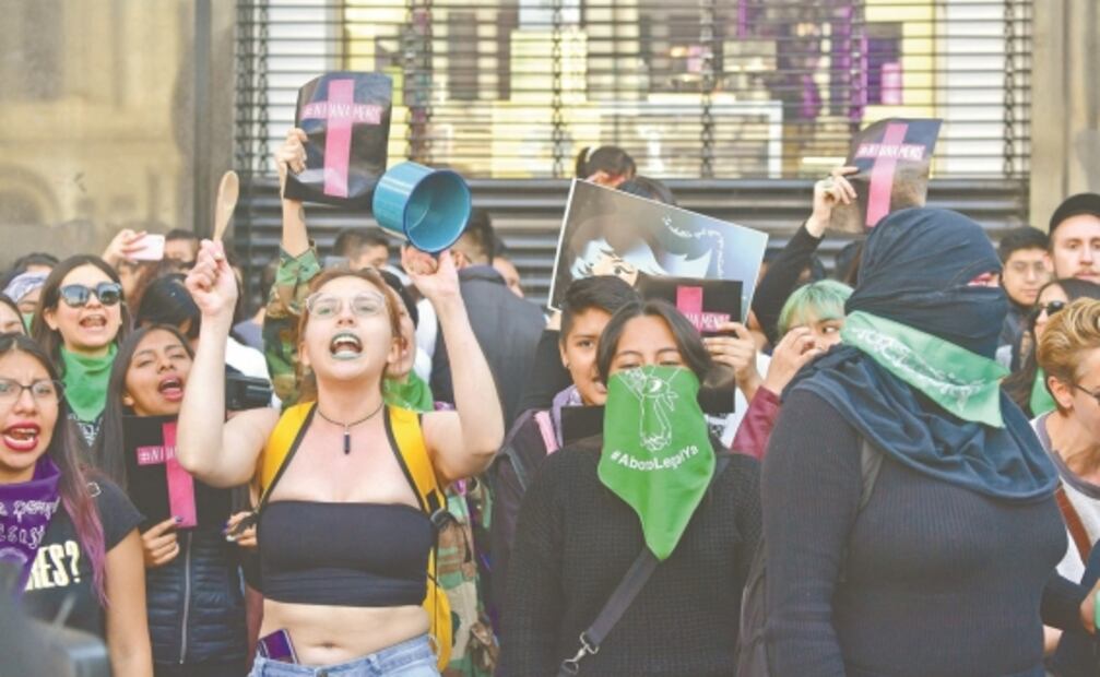 Encapuchadas violentan durante marcha feminista en la CDMX