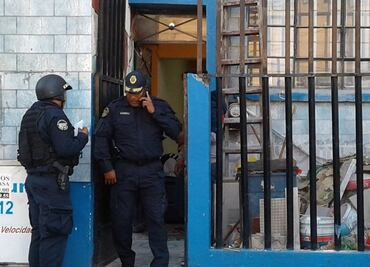 Hombre golpea a su esposa y toma de rehenes a hijos en Venustiano Carranza