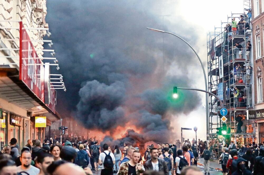 Los manifestantes anticapitalistas incendiaron ayer una barricada durante su protesta contra la cumbre del G20, en Hamburgo. (MATTHIAS SCHRADER. AP)