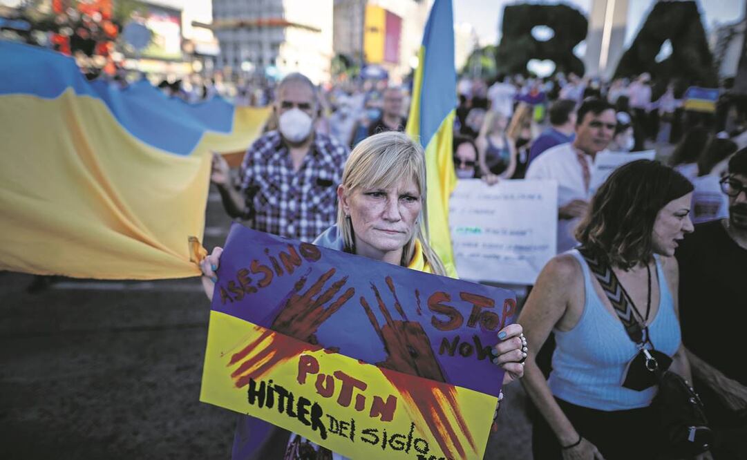 Cientos de argentinos se manifestaron en el obelisco de Buenos Aires, al repudiar la invasión de Rusia a Ucrania y exigir la paz mundial. Foto: Juan Ignacio Roncoroni/ EFE.