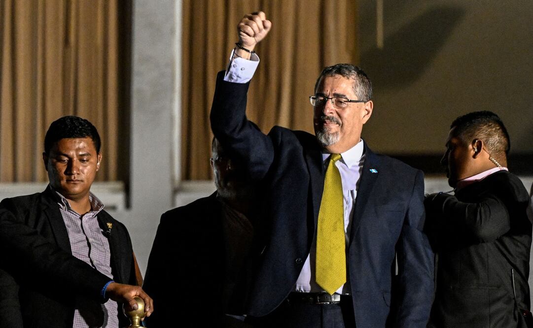 Bernardo Arévalo celebra los resultados de la segunda vuelta presidencial en la Ciudad de Guatemala, el 20 de agosto de 2023. Foto: AFP