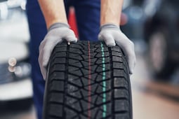 Qué significan las líneas de colores de las llantas