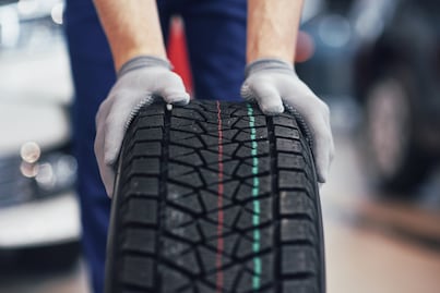 Qué significan las líneas de colores de las llantas