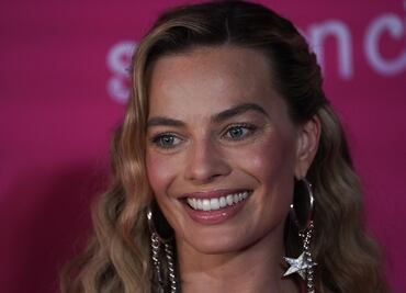 Margot Robbie brilla con minivestido rosa en el estreno de Barbie en México