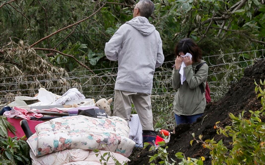 Un alud provocó que varias casas quedaran enterradas bajo tierra tras el sismo de magnitud 6.6. (Foto: EFE)