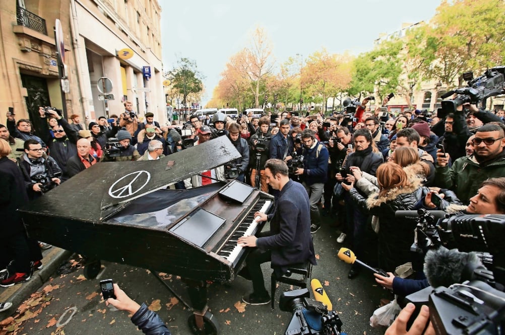 Un pianista que ha sido identificado como David Martello —y cuyo nombre artístico sería Klavierkunst—llevó su piano portátil a las cercanías de la sala de conciertos Bataclan e interpretó Imagina , de John Lennon, ayer, en París. JOHN WALTON. AP