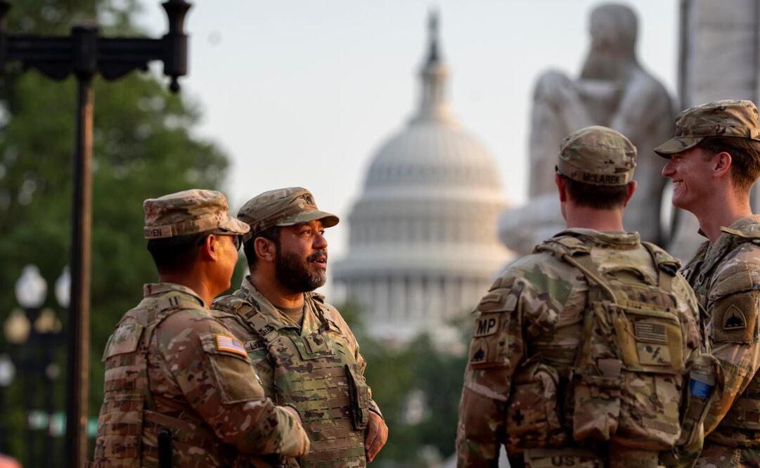 Soldados de la Guardia Nacional del Distrito de Columbia conversan en la Estación Union, con el Capitolio de Estados Unidos a sus espaldas, en Washington, el viernes 15 de agosto de 2025. Foto: AP
