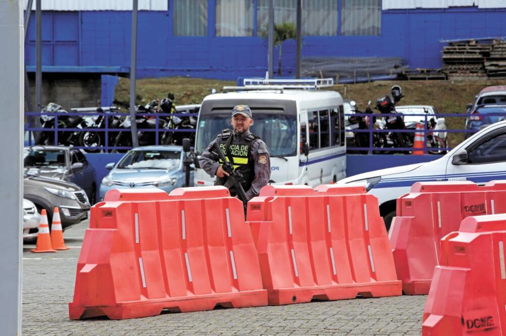 Un policía migratorio resguarda el lugar donde están los presuntos integrantes del Estado Islámico, en Heredia. Foto: JUAN CARLOS ULATE. REUTERS
