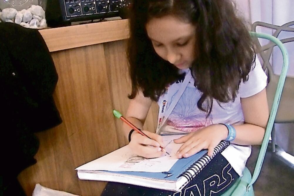 Renata tiene 10 años y trabaja en lo que será su segundo segundo libro (ABRAHAM GUERRERO)