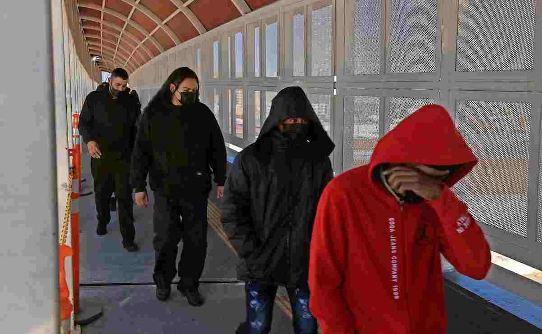 Migrantes deportados de Estados Unidos cruzan el puente Internacional Paso del Norte, en Ciudad Juárez, Chihuahua. (29/01/2025) Foto: Luis Torres | EFE