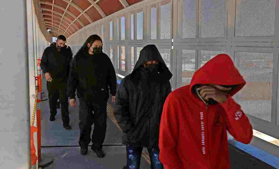 Migrantes deportados de Estados Unidos cruzan el puente Internacional Paso del Norte, en Ciudad Juárez, Chihuahua. (29/01/2025) Foto: Luis Torres | EFE