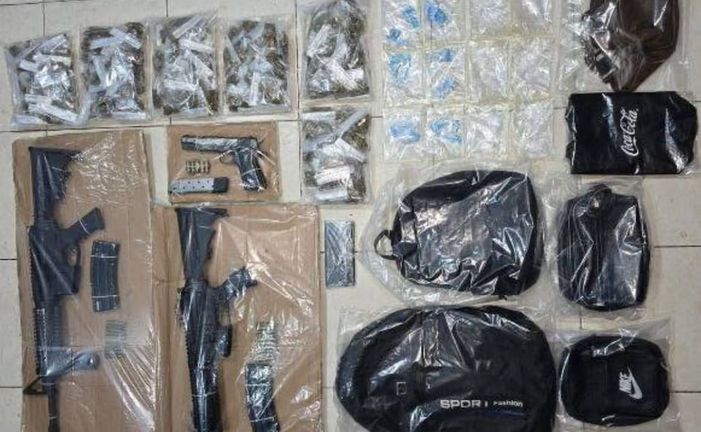 Durante la intervención táctica, las autoridades incautaron dos armas de fuego largas, una pistola calibre 45, diversos cargadores, un total de 52 cartuchos útiles y múltiples dosis de sustancias ilícitas.
Foto: Especial.