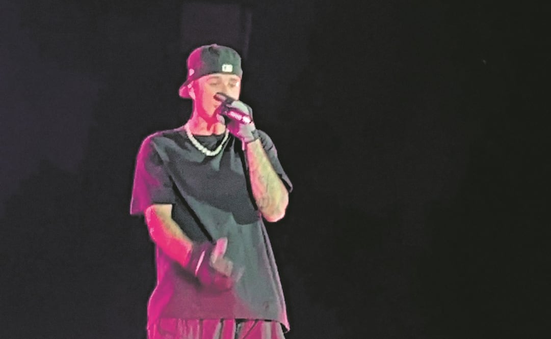 Pasó de la nostalgia al baile en poco más de hora y media que duró su concierto.