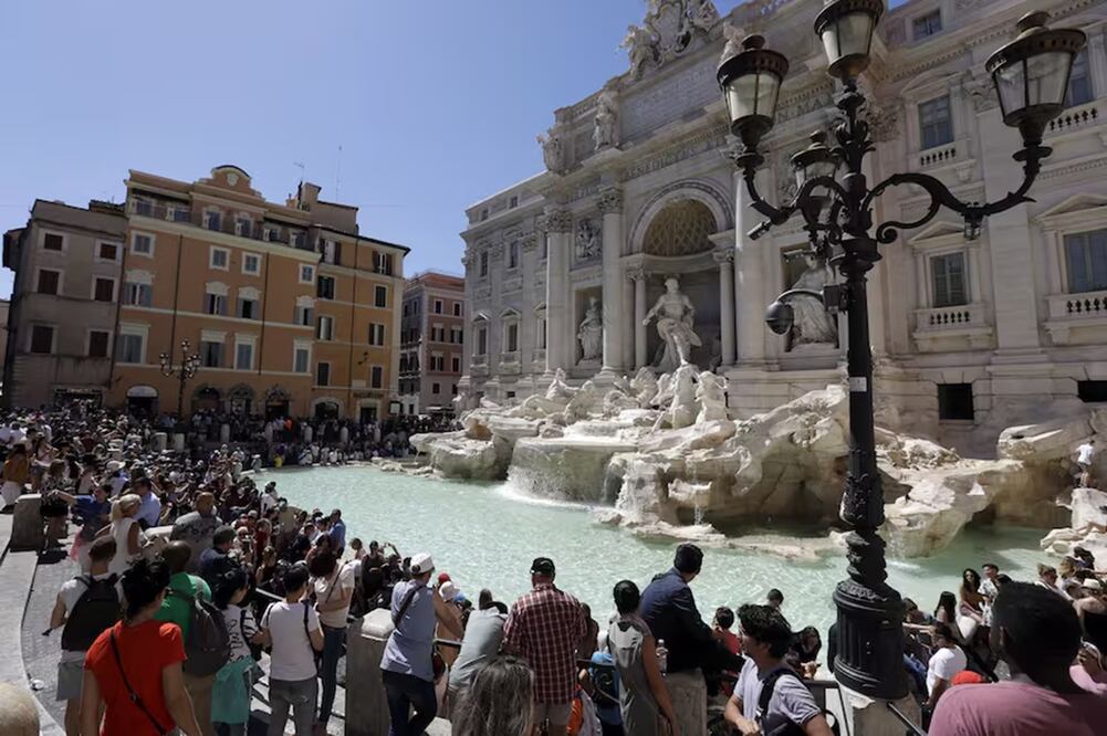 Un grupo de turistas alrededor de la Fontana di Trevi. FOTO: GREGORIO BORGIA. AP