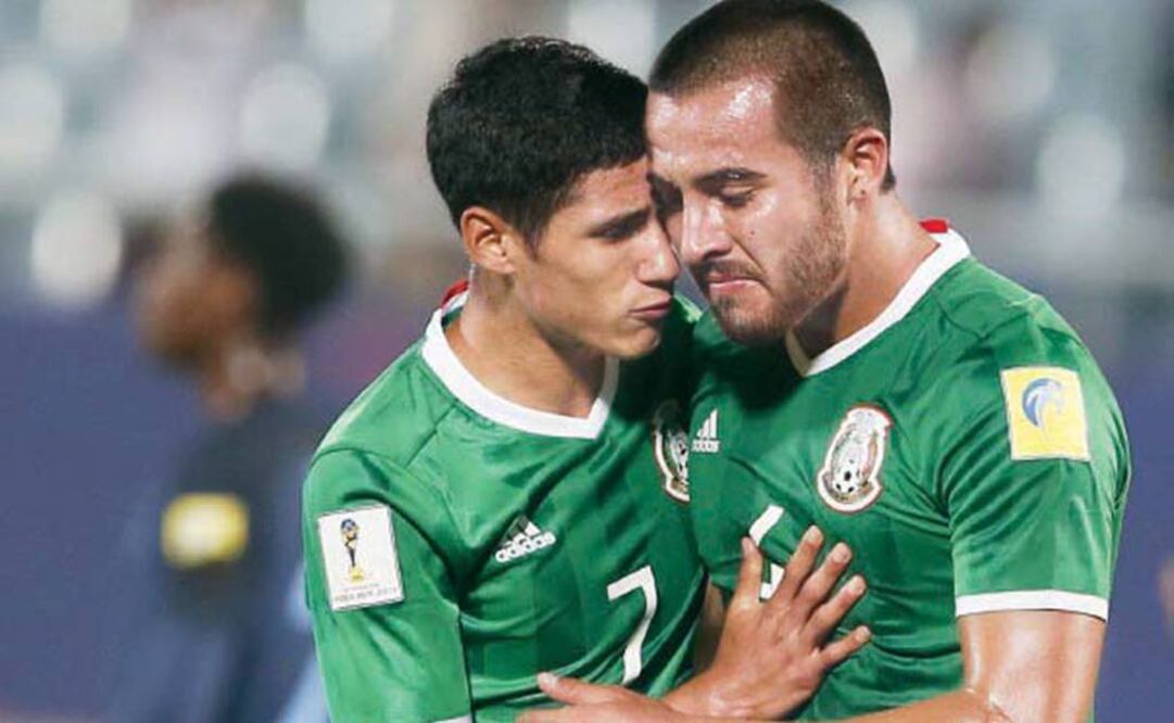Uriel Antuna intenta consolar a Juan Aguayo tras la eliminación del equipo mexicano del Mundial Sub-20 (KIM HEE-CHUL. EFE)