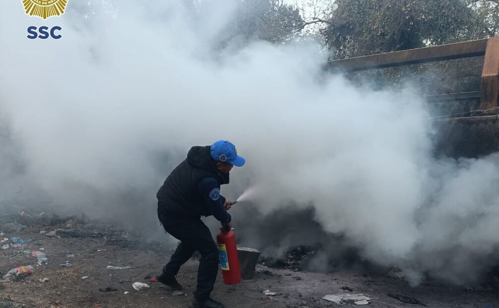 Se registra incendio en bajopuente de Río Churubusco, alcaldía Iztacalco; no hay lesionados.
Foto: Especial.